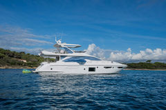 Azimut 74 with Fly Luxury Yacht! (barco de motor)